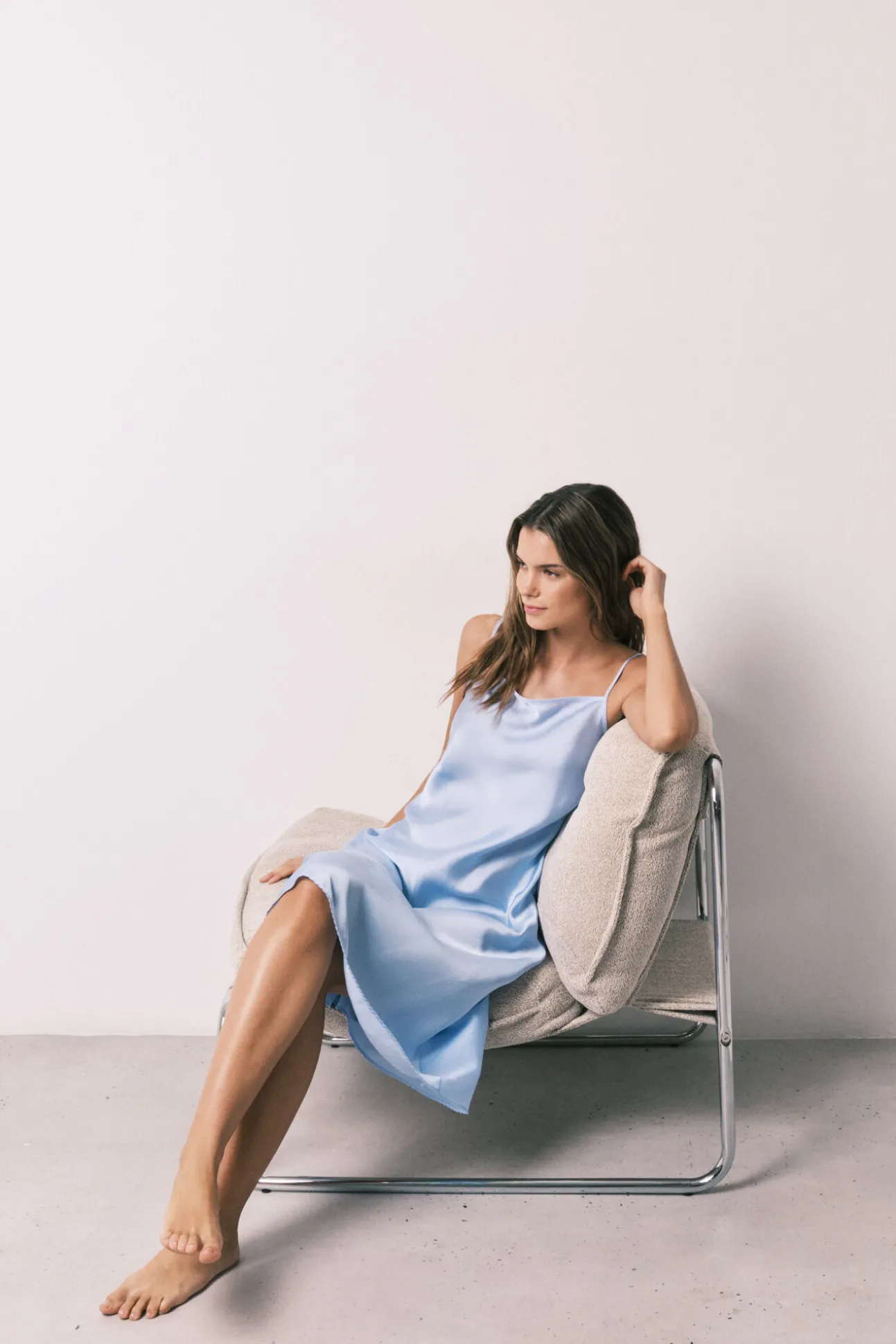Camisa de dormir midi de alças em cetim azul