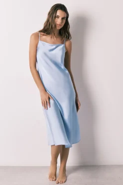 Camisa de dormir midi de alças em cetim azul