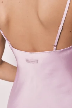Camisa de dormir midi de alças em cetim lilás