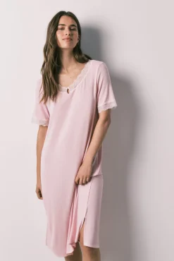 Camisa de dormir midi em viscose e renda rosa