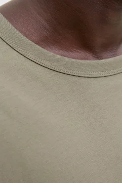 camiseta básica e descontraída