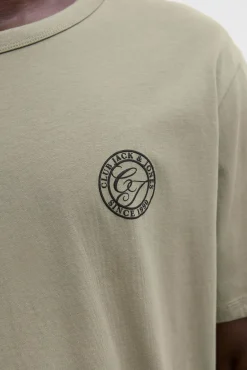 camiseta básica e descontraída