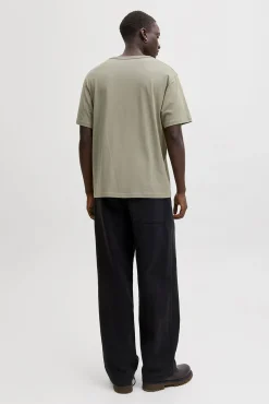 camiseta básica e descontraída