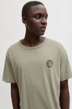 camiseta básica e descontraída