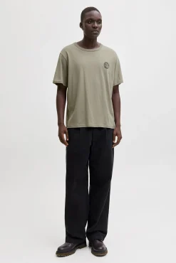 camiseta básica e descontraída