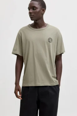 camiseta básica e descontraída