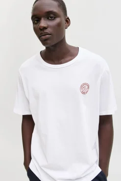 camiseta básica e descontraída