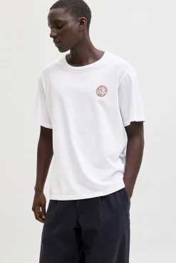 camiseta básica e descontraída