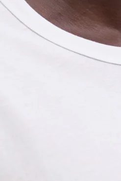 camiseta básica e descontraída