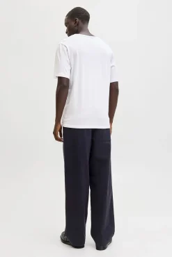 camiseta básica e descontraída