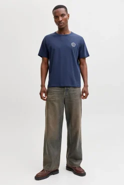 camiseta básica e descontraída