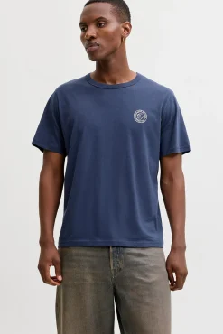 camiseta básica e descontraída