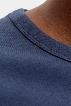 camiseta básica e descontraída