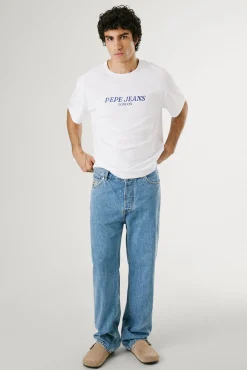 Camiseta de manga curta com logo e estampa nas costas.