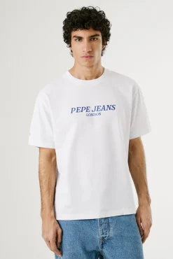 Camiseta de manga curta com logo e estampa nas costas.