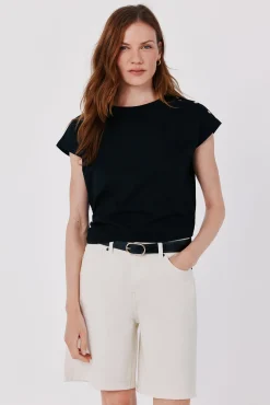 Camiseta básica com botões dourados