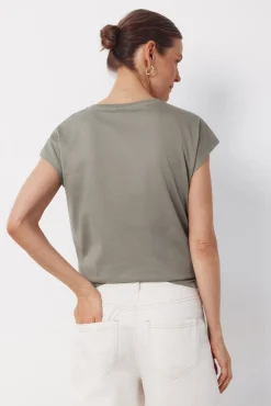 Camiseta básica com botões dourados