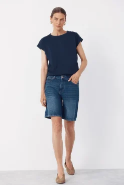 Camiseta básica com botões dourados