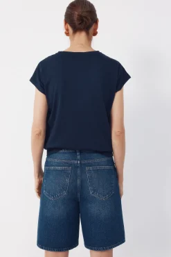 Camiseta básica com botões dourados