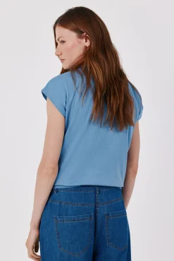 Camiseta básica com botões dourados