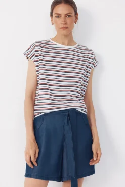 Camiseta básica com botões dourados