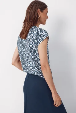 Camiseta básica com botões dourados