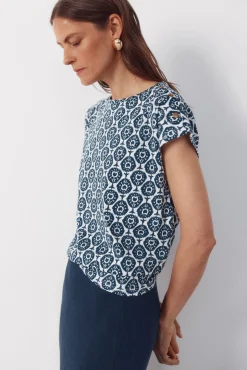 Camiseta básica com botões dourados
