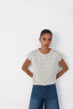 Camiseta básica com botões dourados
