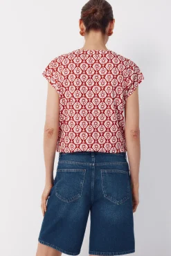 Camiseta básica com botões dourados