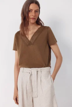 Camiseta com bico e enfeites