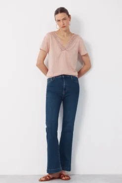 Camiseta com bico e enfeites
