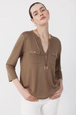 Camiseta com bolsos