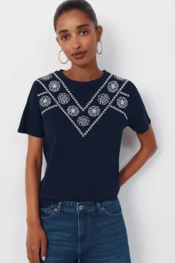 Camiseta com bordado posicional