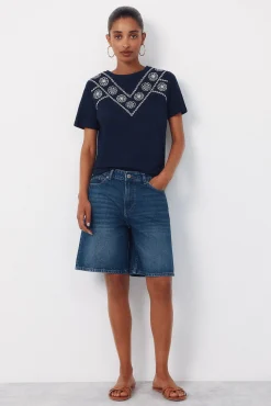 Camiseta com bordado posicional