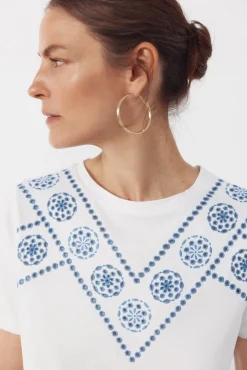 Camiseta com bordado posicional