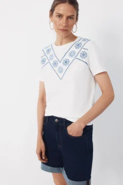 Camiseta com bordado posicional