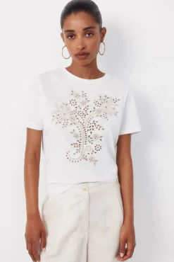 Camiseta com bordado posicional