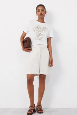 Camiseta com bordado posicional