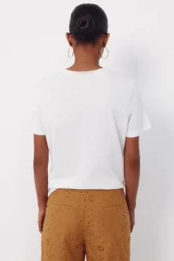 Camiseta com bordado posicional