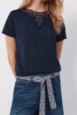 Camiseta com decote em guipure