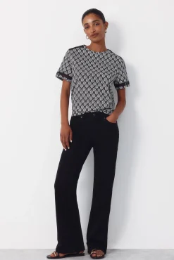 Camiseta com detalhe de bainha