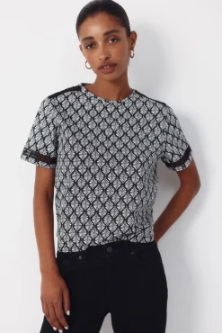 Camiseta com detalhe de bainha