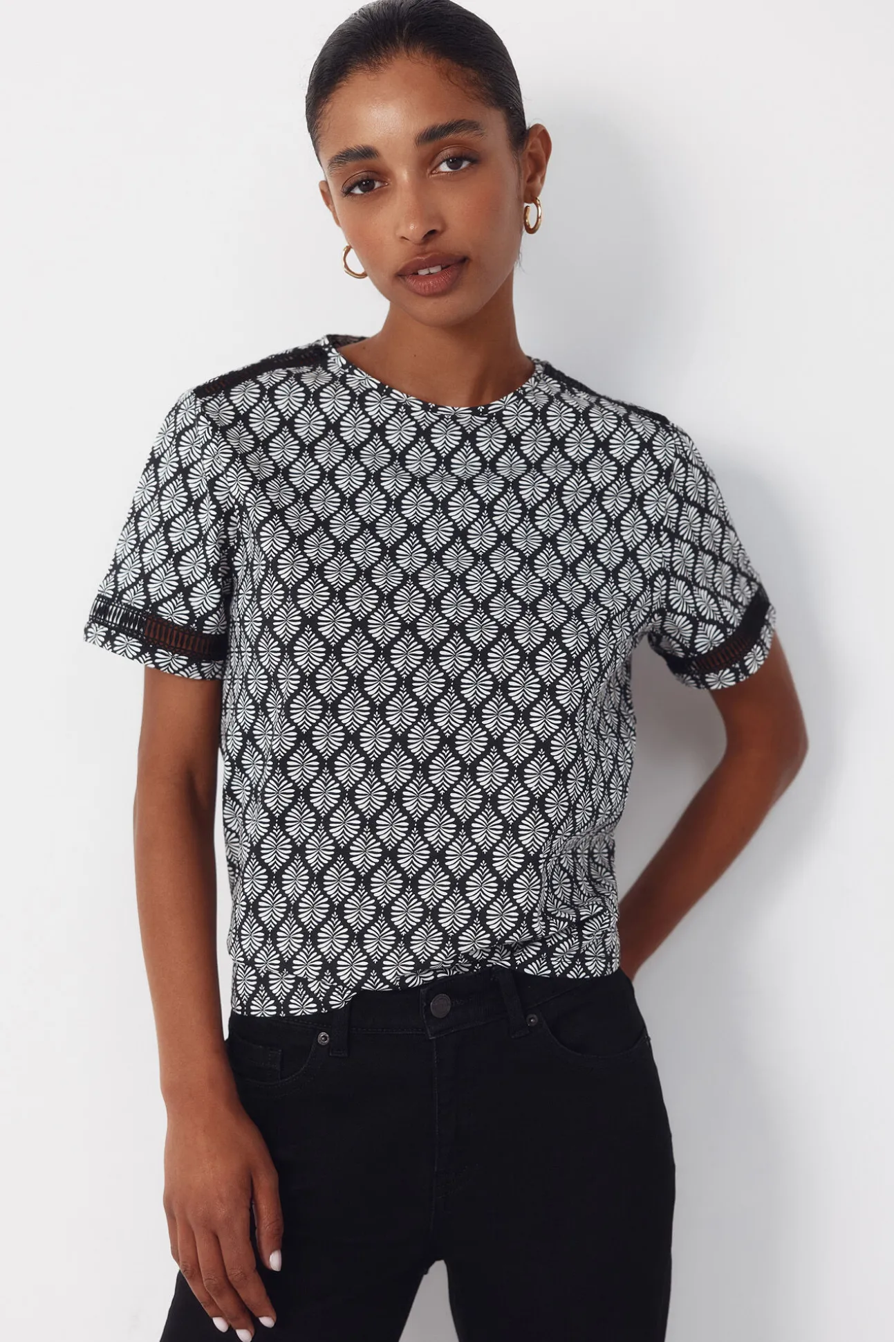 Camiseta com detalhe de bainha