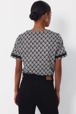 Camiseta com detalhe de bainha