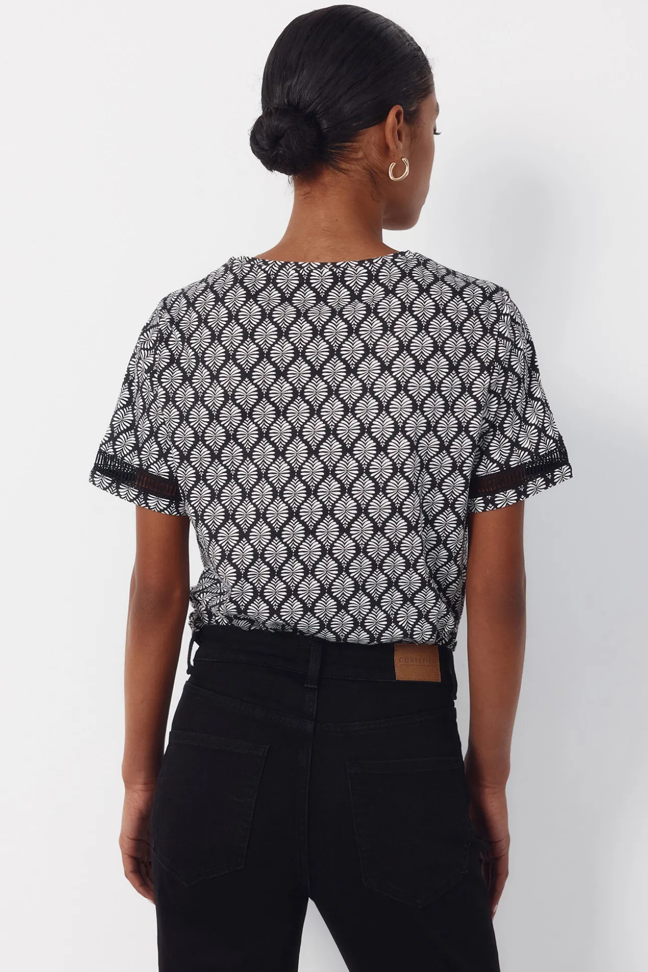 Camiseta com detalhe de bainha
