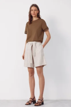 Camiseta com detalhe de bainha