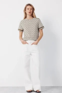 Camiseta com detalhe de bainha