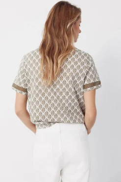 Camiseta com detalhe de bainha