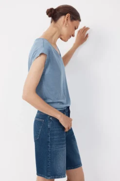 Camiseta com detalhes nas mangas