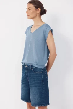Camiseta com detalhes nas mangas